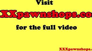 Ebony csaj csábítja a zálogházast rejtett sztriptízzel. Mi az ő titkos mozdulata?