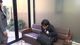 見てよ、村上涼子がセクシーな女上司で熟女の日本アクション、巨乳だぜ