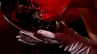 MissRedPussy, ranskalainen amatööri, pissaa villissä huorassa näytöksessä