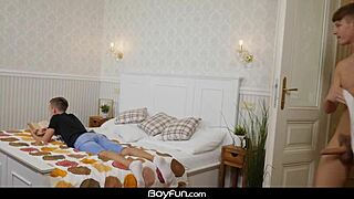 أحب مشاهدة أنتوني كارتر يلعق ويضرب جون كروفورد