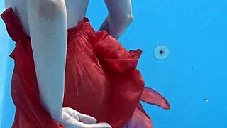 Jag simmade under vatten med min finska vän Mimi Cica, beundrar hennes tatueringar och skandinaviska stil i poolen