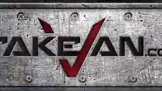 Zła dziewczyna zdradza i dostaje karę głębokim gardłem od fałszywego agenta publicznie