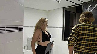 היי בחור, תראה את הסוכן המקרקעין מזיין את הלקוח שלו!