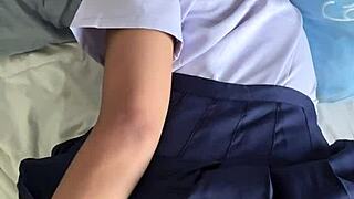 फ्रेंच टूरिस्ट 18 साल की थाई स्टूडेंट से यूनिफॉर्म में वाइल्ड एनकाउंटर करता है