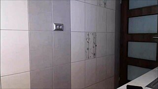 嘿，看这个小骚货炫耀她的奶子！