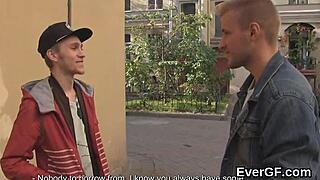 Pénztelen szerető hagyja, hogy haverja kefélje a társát