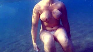 वह पब्लिक बीच वाटर फक अंडरवाटर ब्लोजॉब के साथ असली था!