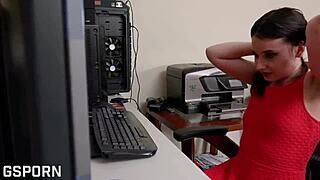 Гореща естествена 18+ брюнетка пропуска компютъра за страстна мастурбация