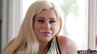 Kórejská mladá opatrovateľka Kimmy Kimm sa vrhne do lezbičky s milfkou Spencer Scott