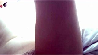 Hé, tu veux voir cette chatte poilue mouillée qui coule en gros plan pendant qu'elle baise avec un gode ?