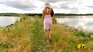 På den första soliga dagen onanerar jag vid sjön med stora tuttar exponerade