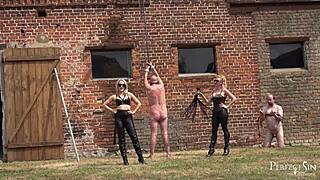 Kibírod a csendet Miss Suzanna Maxwell és Miss Courtney dominálásával?