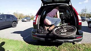 Jeans senza culo sul sentiero bici mi fanno sentire selvaggia