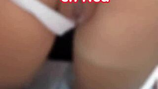 Ung skönhet ber om creampie i doggy