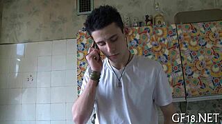 Εκπληκτική μικρόσωμη νεαρή 18+ γλυκιά δίνει γλυκό σπιτικό μουνί