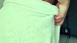 Loira Vagabunda Shows Off in Towel by the Window