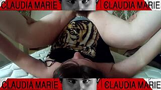 metiéndole las bragas dentro del coño hasta el fondo a la gorda que goza como una perra