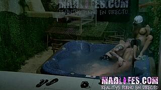 Trío En El Jacuzzi Grabado Desde La Ventana.