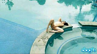 Vroča Jenna J Ross raziskuje pičko z fantom