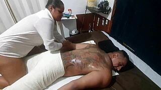 Marido da professora de box da mole para aluna gordinha que come�ou hoje paty bumbum