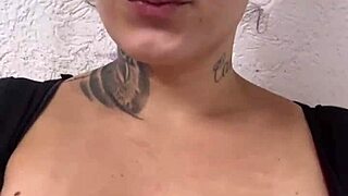 Treinando na academia, suei tanto que tirei os peitos pra respirar!