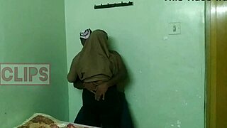 Boys have sex with their boyfriends on Oyo Rooms