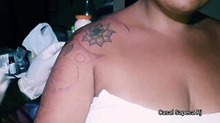 Grazy Sapeca Gets Tattoo Without Panties, Flashing All to Artist!