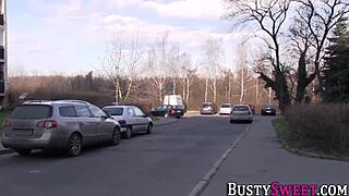 Hej, gledaj ove lezbejke sa velikim sisama kako ližu jedna drugu