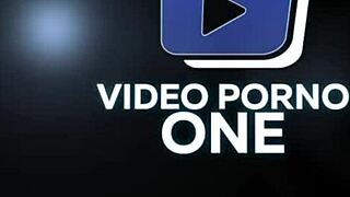 yoha chaude colombienne se fait plaisir with toys