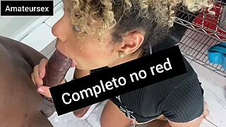 novinha safada tranza escondido no banheiro