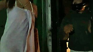 Novinha Receives Pizza Deliverer In Towel