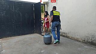 Novinha Receives Pizza Deliverer In Towel