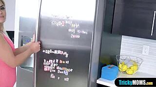 Tvrdo šukám drobnoprso MILF macochu