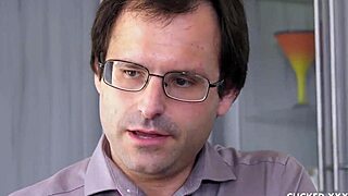 Муж Софи Райан не удовлетворяет, она соблазняет его друга