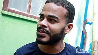 At lunch time, the group takes a break for casual chats.