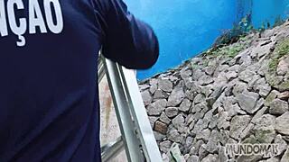 At lunch time, the group takes a break for casual chats.