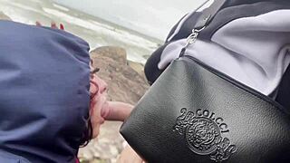 novinha rabuda caught flashing big ass on beach with cock!