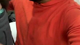 Casado dotado fodeu meu cu no banheiro sem cuspe, meteu tudo!