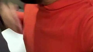 Casado dotado fodeu meu cu no banheiro sem cuspe, meteu tudo!