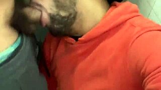 Casado dotado fodeu meu cu no banheiro sem cuspe, meteu tudo!