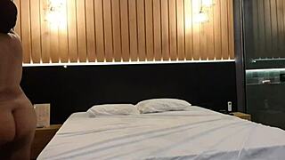 Cavalgando na rola do novinho cheia de porra