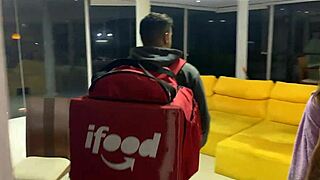 Novinha Screwed by Motoboy in Public After Delivery!