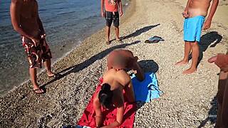 Veřejná prdel nacpaná spermatem, tělo polité lepkavým nepořádkem venku