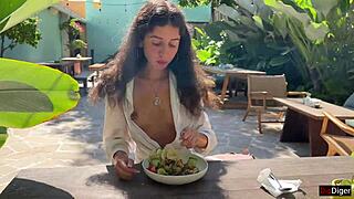 Neuvěřitelné! Sperma pokrývá holčinu obličej ve veřejné kavárně během oběda!