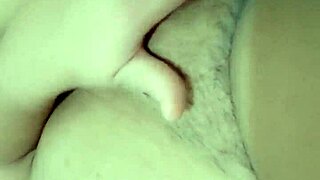  sentei no consolo de frente e de costas, avisando meu gozo no vídeo personalizado