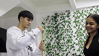 nuevo video de chica morena latina follada en billar. su hermanastro mayor la penetra duro mientras aprende.