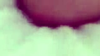 Oral sex com uma ninfeta branquinha que chupa e engole e deixa o pau todo babado