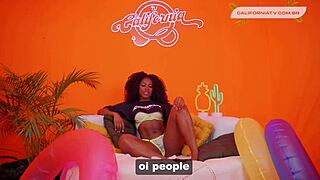 Damn, this morena gets so wet and horny in bisexual action!