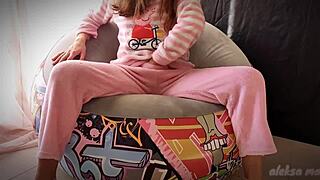 Skinny Teen Masturbates and Squirts on Camera