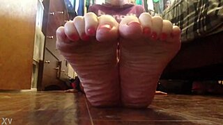 Aniytta Teases With Feet Fetish On Livejasmin